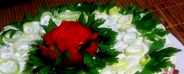 Слоеный салат «Нежность» с черносливом и грецкими орехами