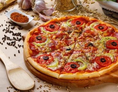 What spices and seasonings are sprinkled on pizza?