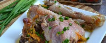 Тушеная курица с чесноком: простой рецепт Тушеная курица с чесноком на сковороде