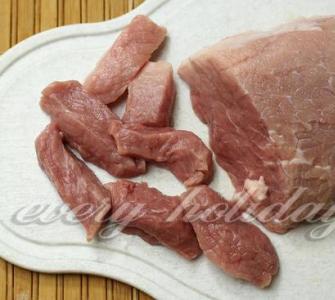 Hovädzie mäso v hrncoch v rúre - s cibuľou a kyslou smotanou Ako variť hovädzie mäso v hrnci s obilninami