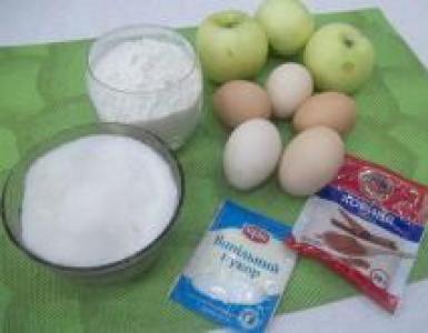 Як приготувати яблучну шарлотку з бісквітного тіста?