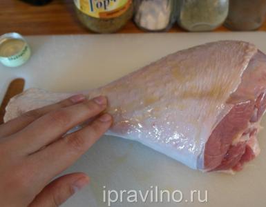 How to cook a juicy turkey in the sleeve: with vegetables, cheese, honey