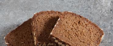 تعتبر قطع الخبز المحمص بالثوم إضافة بسيطة ولذيذة للأطباق والمشروبات.