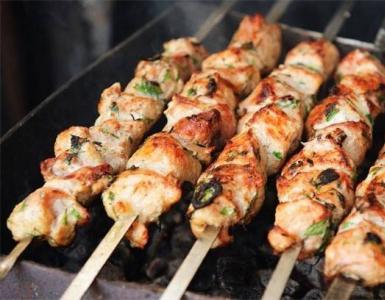 How to cook delicious shish kebab from chicken legs