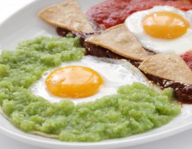 Сніданок по-мексиканськи: Три смачні ідеї Кесаділья зі смаженим яйцем