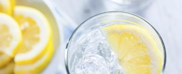 Вода з лимоном: користь та шкода, застосування для схуднення натщесерце