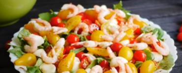 Delicious salad with shrimp and tomatoes - simple homemade salad recipes