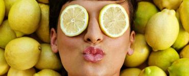 Каква е употребата на водата со лимон за организмот, има ли штета, кога е подобро и колку да се пие наутро, попладне, навечер, на празен стомак