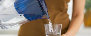هل يجب شرب الماء في الصباح على معدة فارغة؟