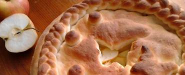Yeast pie with apples - 7 recipes for sweet pastries
