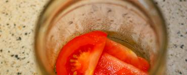 Šalát: uhorky, paradajky, paprika na zimu
