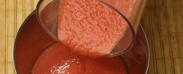Страхотни тиквички в домати за зимата без стерилизация