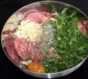 كيفية طهي كرات اللحم اللذيذة مع المرق: وصفات في الفرن وفي قدر وفي مقلاة